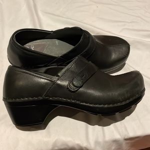 Like New Dansko Clogs size 37 leather black side button cute Solstice